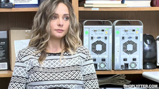 Кладовщицу сношают на четвереньках после минета