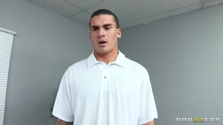 Длинный хуек массажиста пришёлся по вкусу сучке с чёрным маникюром