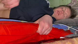 Ебет мамочку глубоко в ротик и в попу посреди ночи - русское инцест порно