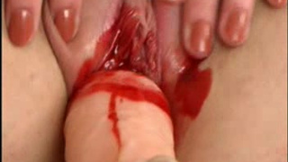 Девственница сама себе рвет целку вибратором на камеру