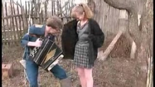 Русская блядь посасывает на улице в селе