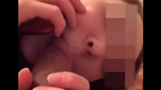 Телка рассказывает по телефону как облизывает хуец