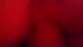 Привычно наблюдает как любимая шпилится с двумя