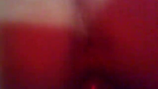 Привычно наблюдает как любимая шпилится с двумя