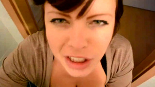 Пухлые губы девицы пиявкой впиваются в стояк мужика