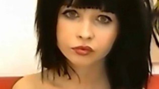 Русская чика пердолит себя страпоном в тугой анал