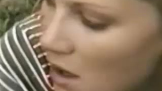 Специально остановились супруги у поля, чтобы женушка соснула болт