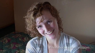 Рыжеволосая любимая изменяет мужу с пожилым на постели