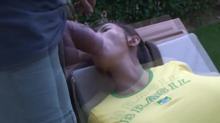 Засунул большой писюн в ротик 18 летней девке