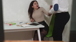 Русский учитель насилует юную студентку в классе на скрытую камеру