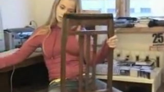 Обворожительная студентка мило обнажает своё тело