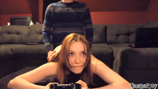 Natalia Grey долбится по собачьи во время интересной видеоигры