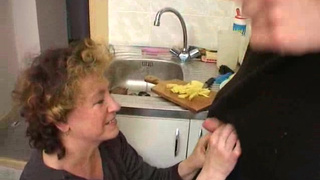 Грудастенькая мамашка долбится с зятем и отсасывает стояк дорогого вместе с дочкой