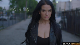 Прошмандовка с татуировками любит огромные черные члены