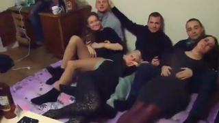 Студенты на квартире замутили групповую оргию