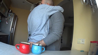 Любимый сзади пердолит жену на кухне