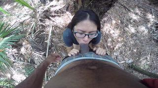 Миниатюрная азиатка в очках пробует сосать толстый черный болт негра