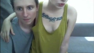 Настоящий инцест брата и сестры на порно трансляции, они не стесняются