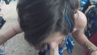 Провинившаяся благоверная поставлена на колени и посасывает большой хуец любимого