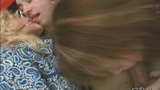 Две старые бисексуалки катаются на хую паренька