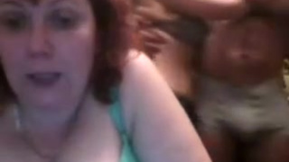 Русский мужчина развлекается с двумя подругами на вебкамеру