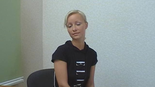 Обворожительная белокурая красотка дала себя выебать в очко в первый раз