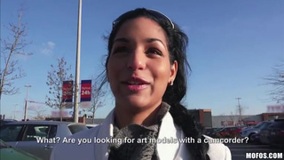 Молоденькой пикапер разводит на перепихон шикарную брюнетку на улице