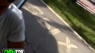 Самцы пикапнули на улице смазливую сучку