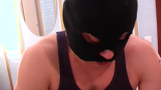 Приятная брюнетка посасывает хуек перед изнасилованием