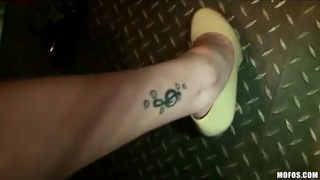 Грязная мадемуазель очень захотела страстной и горячей любви