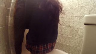 Пендюрит в туалете в позе раком