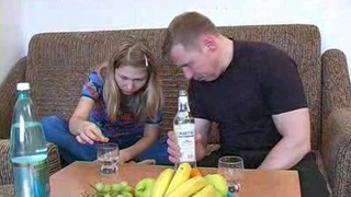 Пьяная кокетка разводит на секс своего собеседника