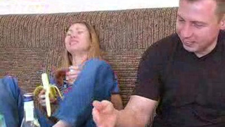 Пьяная кокетка разводит на секс своего собеседника