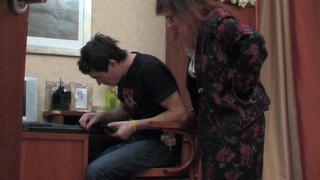 Компьютерный гений выебал матюрку в кабинете