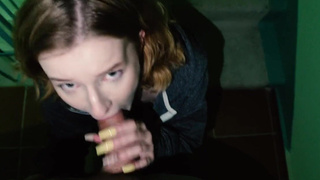 Ну раз у тебя милфа дома — раздевайся тут, буду в подъезде трахать