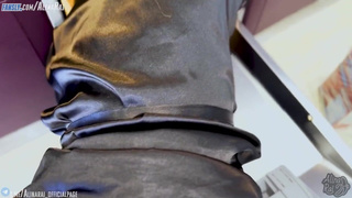 Чего пялишься? Помоги милфе — и даже не думай хуй доставать