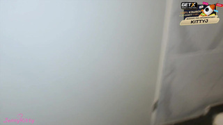 Засветила титьки, ой.. А давай теперь мы переспим с тобой?