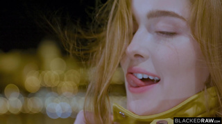 Рыжая блядь обсасывает большой черный пенис негра и трепетно дает в киску