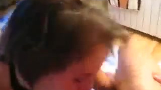 Длинноволосая бестия любит баловать своего пацана приятным минетом