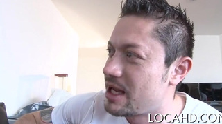 Мужичек гладит пизду девушке