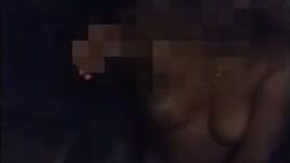 Благоверный смотрит как жену шпилят на заднем сиденье авто