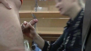 В магазине продовольственных товаров крендель получил классный отсос от продавщицы