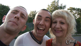 Напихали хуев полный ротик бабке и не доставили ей оргазм