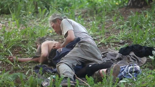 Старые провинциальные бомжи напились и сношаются в поле