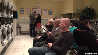 Мужчина с девченкой сношаются в прачечной